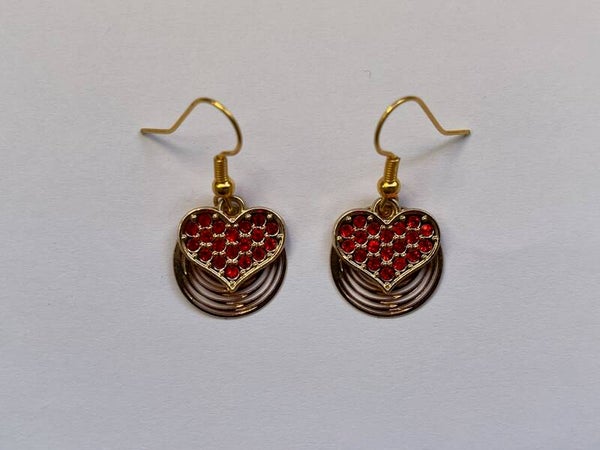 PD-REF8020-(9.50€)- Une Paire BO à Crochet - Thème Coeur - Strass Central (Rouge) - Support Stratifié
