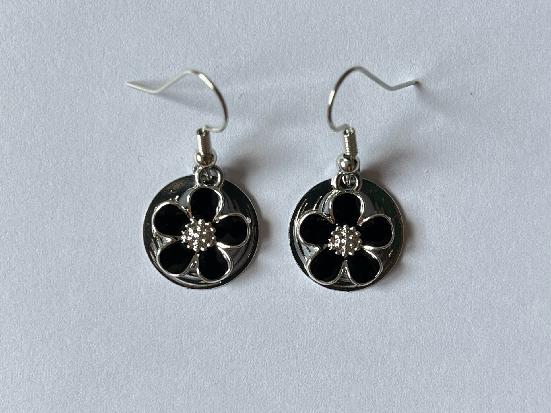 PD-REF8029-(9.00€)- Une Paire BO à Crochet - Thème Fleur (Noir strass) - Support Stratifié - Argenté