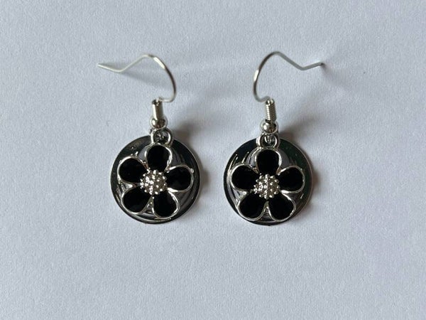 PD-REF8029-(9.00€)- Une Paire BO à Crochet - Thème Fleur (Noir strass) - Support Stratifié - Argenté