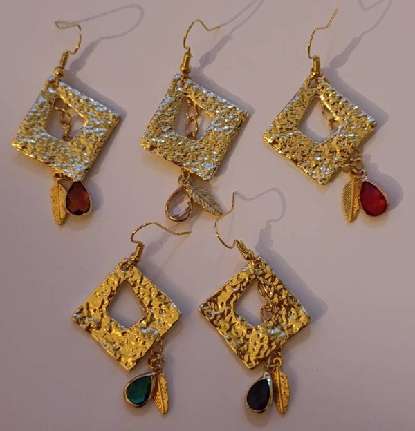 PD-REF8036-(12.00€)- Une Paire BO à Crochet - Thème Carré (Doré) - Intérieur Percé et Gouttes Suspendues par une chaine