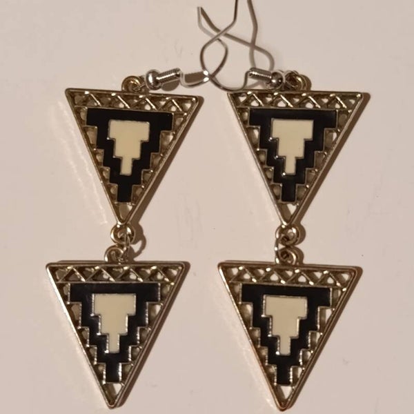 PD-REF8038-(12.00€)- Une Paire BO à Crochet - Thème Double Triangles Suspendus Noir et Crème