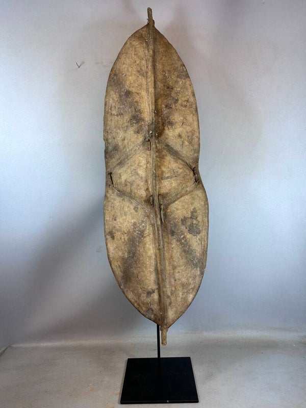 241211 - Very rare & old African Leather Konso shield with stand - Ethiopia.