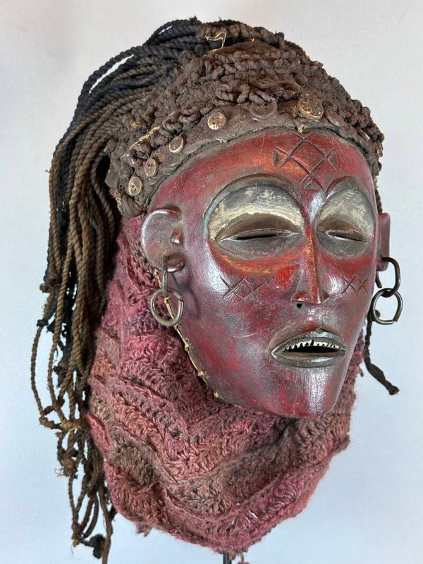 250202 - Rare Old African Mwana Pwo Luena mask from the Chokwe - Angola.