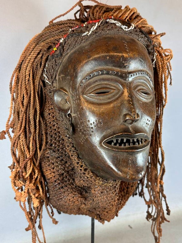 250218 - Rare Old African Mwana Pwo Luena mask from the Chokwe - Angola.