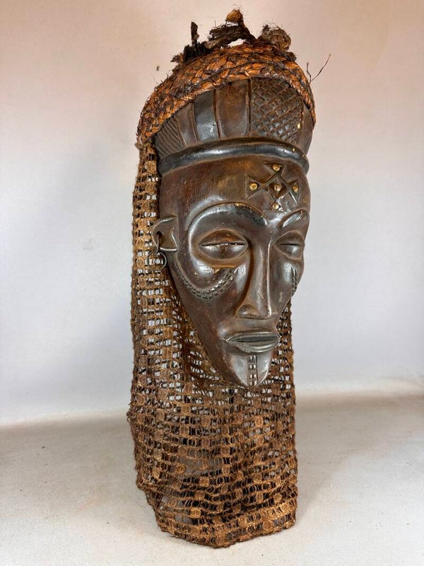 250250 - Old African Mwana Pwo mask from the Chokwe - Angola.