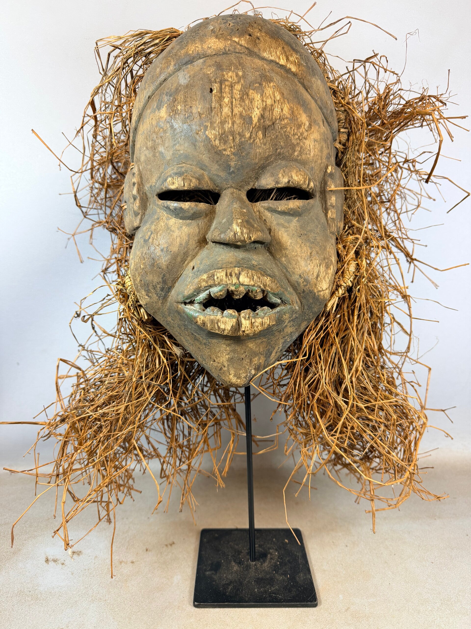 260403 - Rare Old African Makonde mask with Raffia - Tanzania.