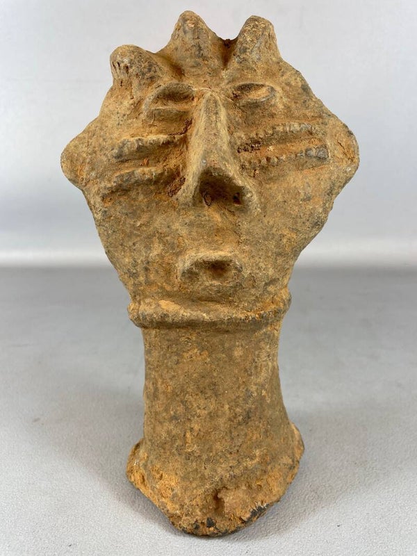 220927 - Antique Terracotta Bura Funerary vessel top head - Niger