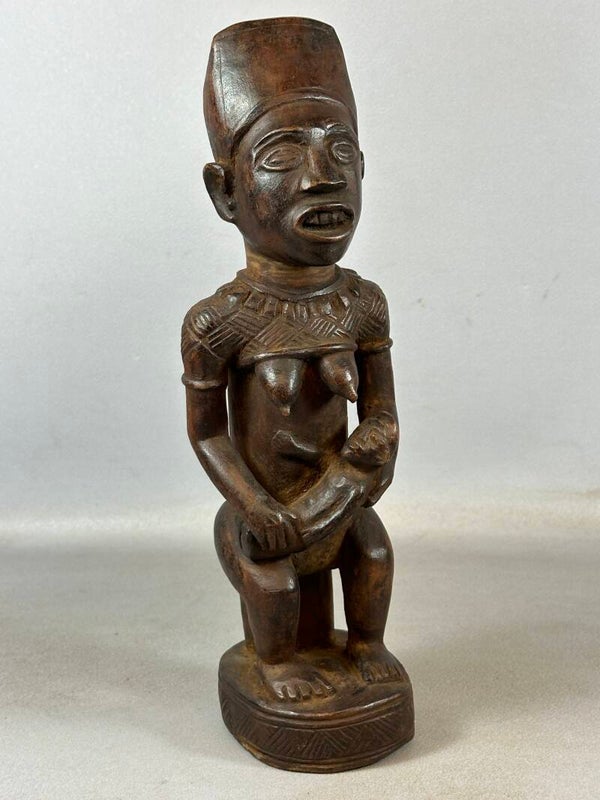 240850 - African protective Yombe statue with child - Congo.