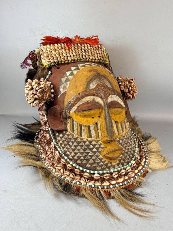 260891- African Kuba Bwoom mask with animal skins - Congo