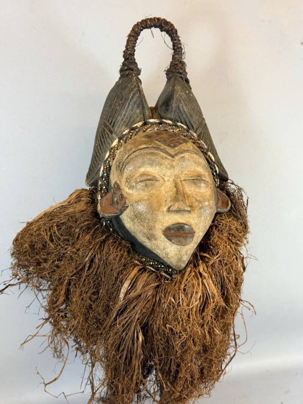 260822 - AFRICAN old Punu mask with beard and shells - Gabon.