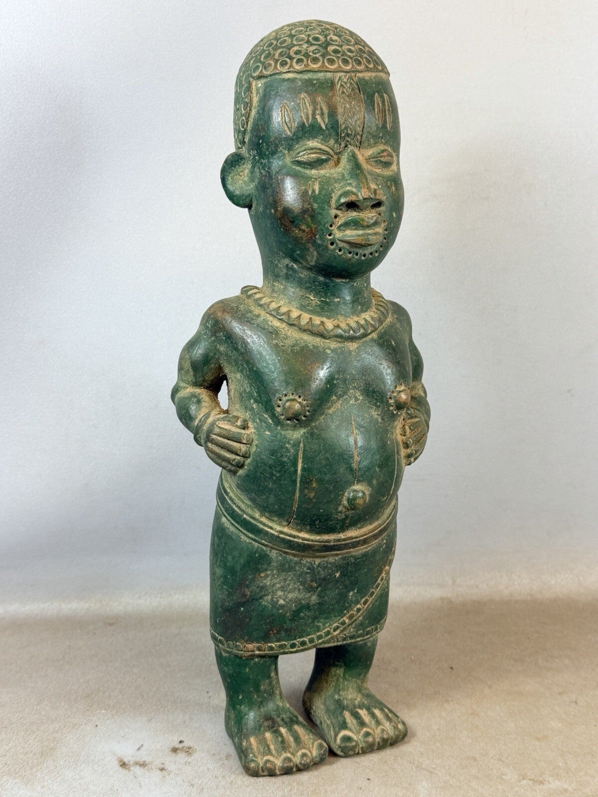 260439 - African terracotta Oba Royal court Dwarf sculpture - Bini Edo - Benin.