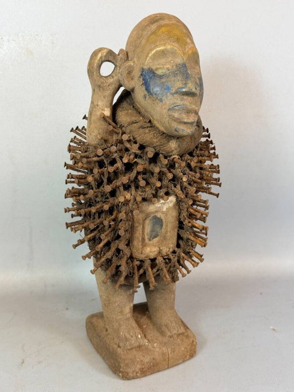 260823 - African Fetisch Bakongo Nkisi Nkondi statue with glass eyes - Congo.