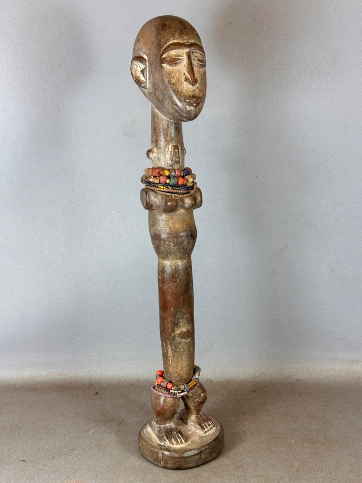 250925 - African Guro slave statue without arms & old beads - Iv. Coast.