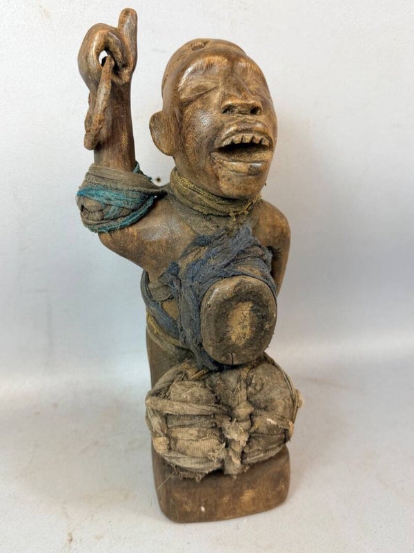 260842 - Old African Bakongo protection sculpture - Congo.