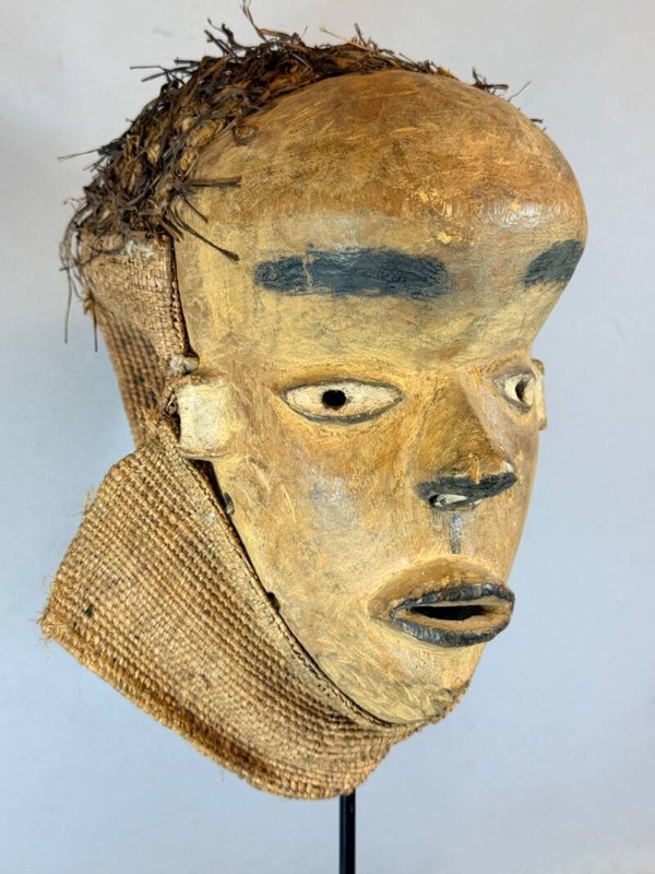 260312 - Old African mask from the Pende - Congo.