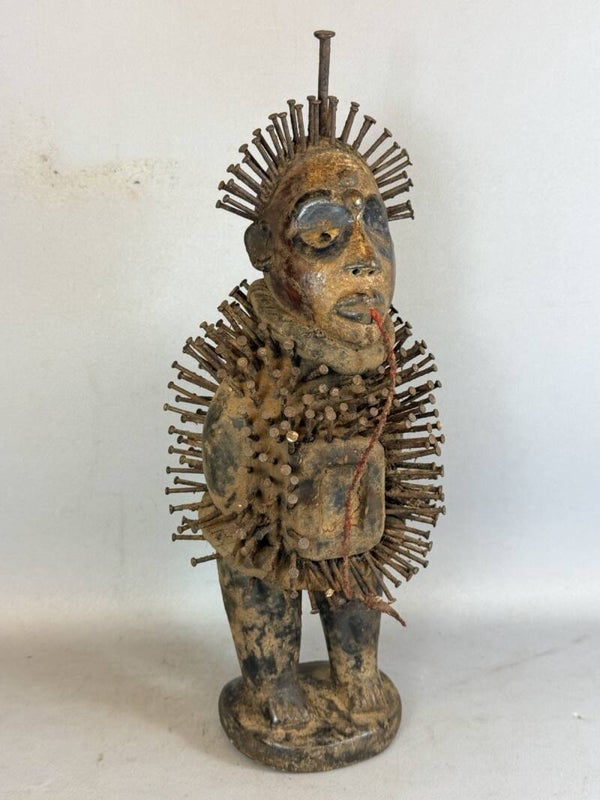260994 - Expressive African nail Nkondi statue from the Bakongo - Congo.