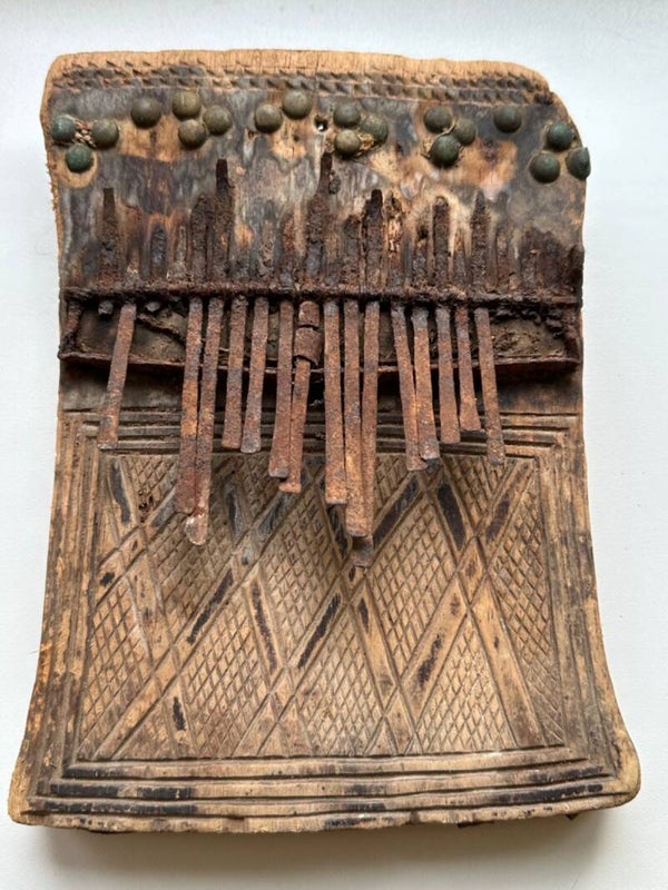 251115 - Extremely old & Rare African Kisanji a lamellaphone from Congo.