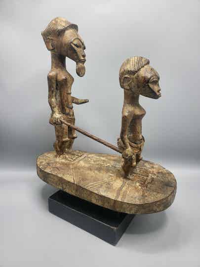 250922 - Extremely rare African Baule sculpture of a blind guide - Iv. Coast.