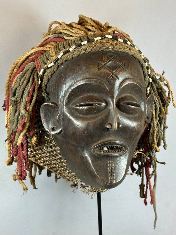 251129 - Rare Old African Mwana Pwo Luena mask from the Chokwe - Angola.