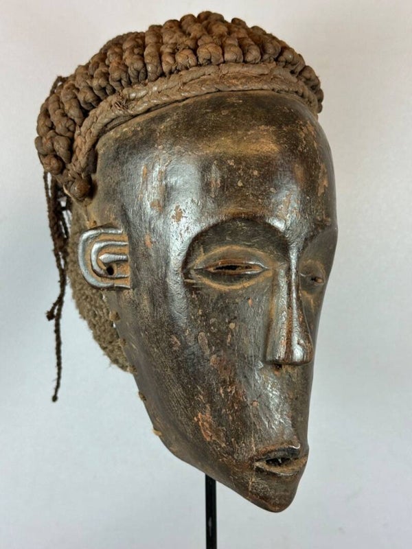 251152 - Rare Old African Mwana Pwo Luena mask from the Chokwe - Angola.