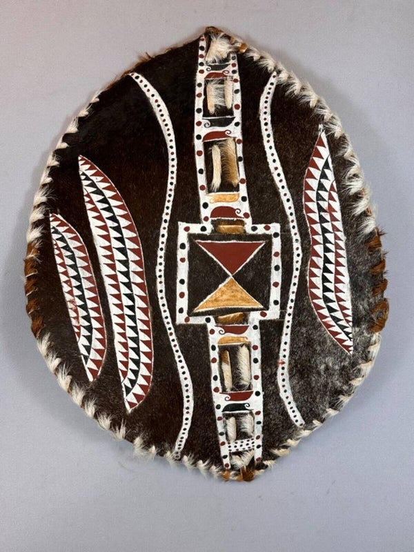 250331 - African Masaai shield with decoration - Tanzania