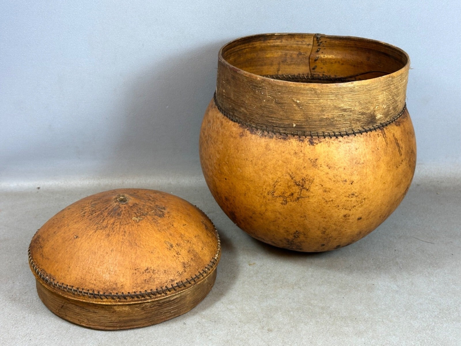 251147 - Rare & Old Traditional used African Dogon gourd storage vessel - Mali