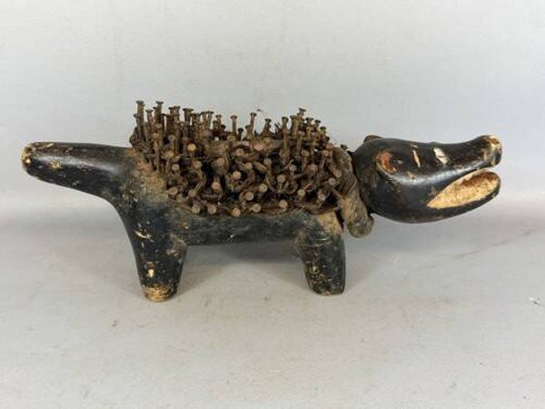 260985 - African Fetisch Bakongo Nkisi Nkondi dog with glass eyes - Congo.