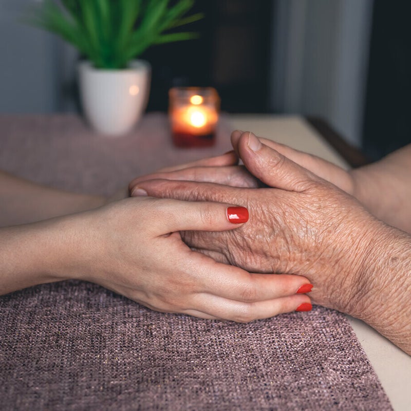 Oudere dame met yogamat