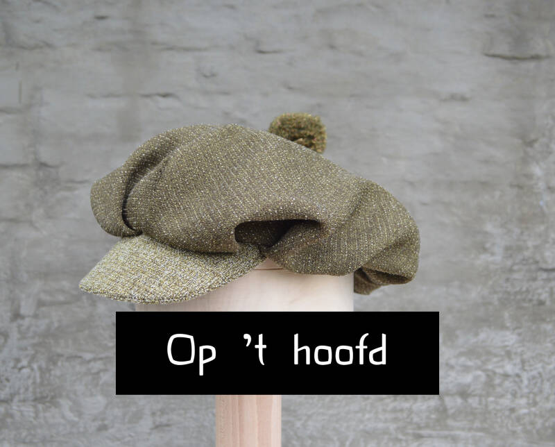HOOFD button; afbeelding toont een mosgroene volumineuze pet met pompon en de tekst "Op 't hoofd"