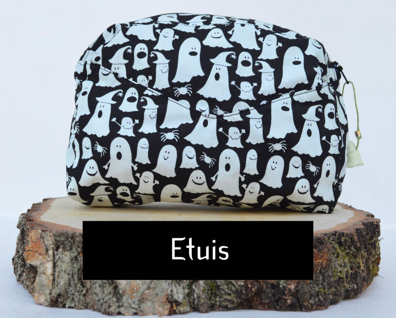 ETUIS button; afbeelding toont een zwart-witte pennenzak met vrolijke, schattige spookjes