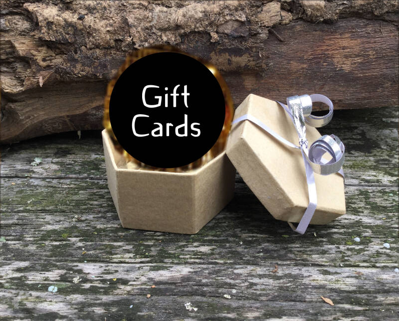 GIFT CARDS button; afbeelding toont een klein cadeautje omgeven door hout