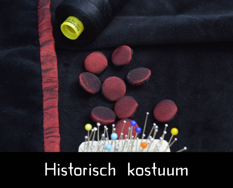 Historisch kostuum; bordeaux stofovertrokken knoopjes op zwart velours