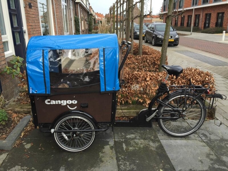 Regenhuif met twee ritsbare raampjes.