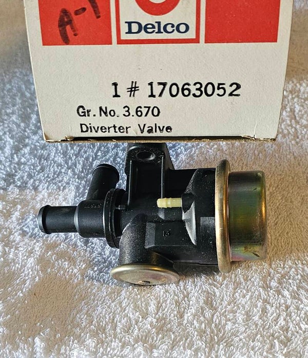 1980 W/ 350 Diverter Valve NOS Delco 17063052
