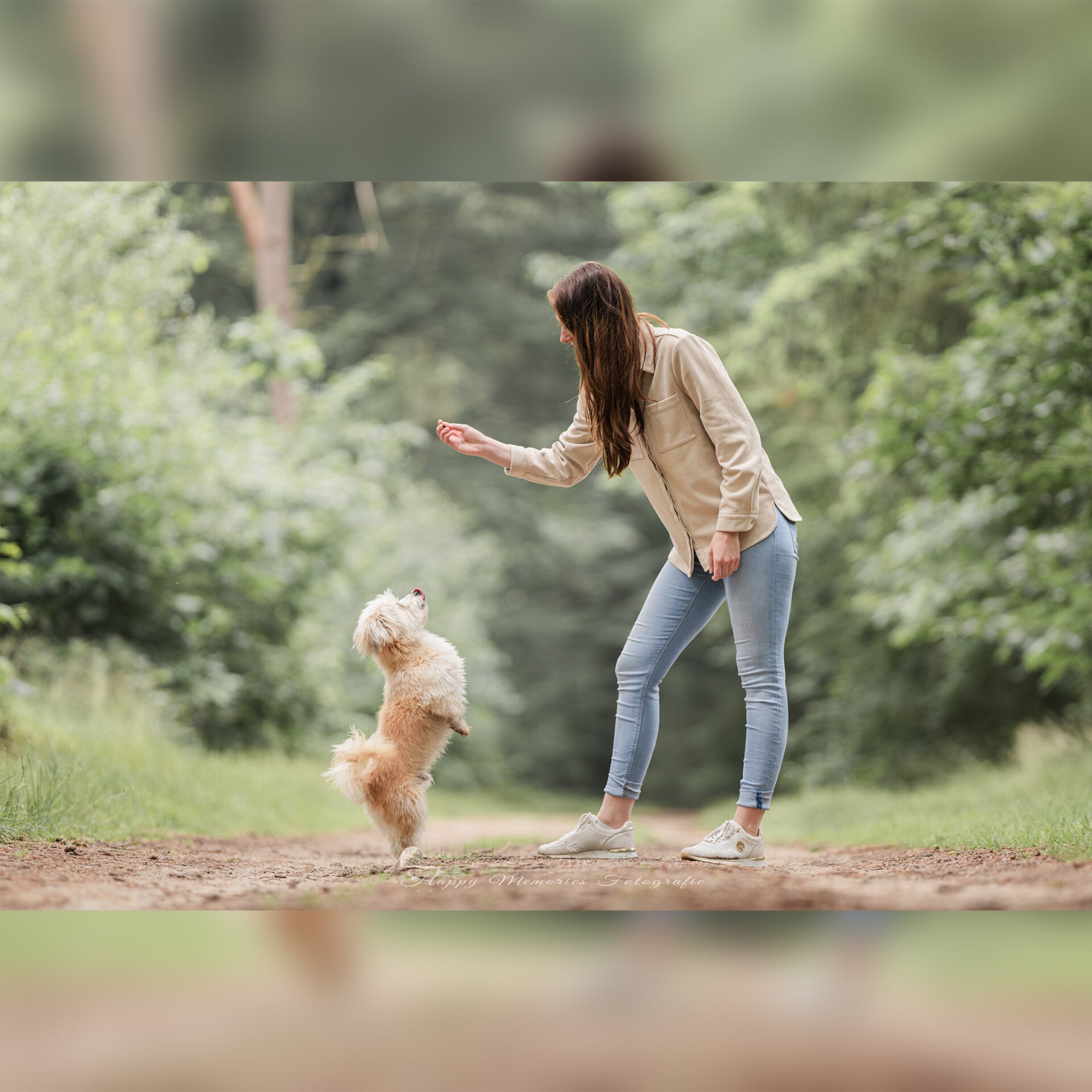Baas en hond in de natuur tijdens een fotoshoot