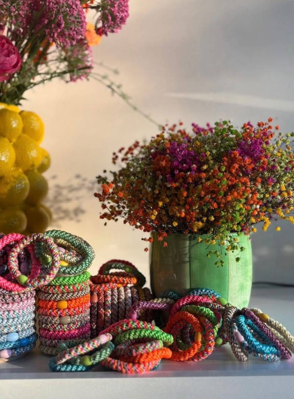 Kleurrijke Geweven Haarelastiekjes / Armbandjes met Kraal (Kknekki Stijl) – Diverse Kleuren