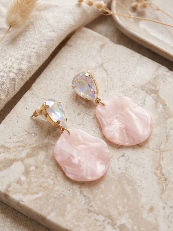 Goudkleurige Oorbellen met Lichtroze Marmer-look en Iriserend Kristal