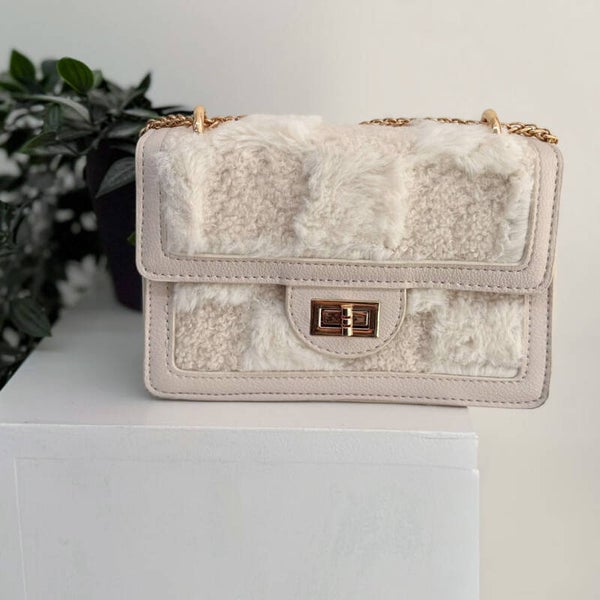 Trendy Schoudertas / Crossbody Teddy & Faux Fur – Gebroken Wit / Beige – Gouden Kettingschakel