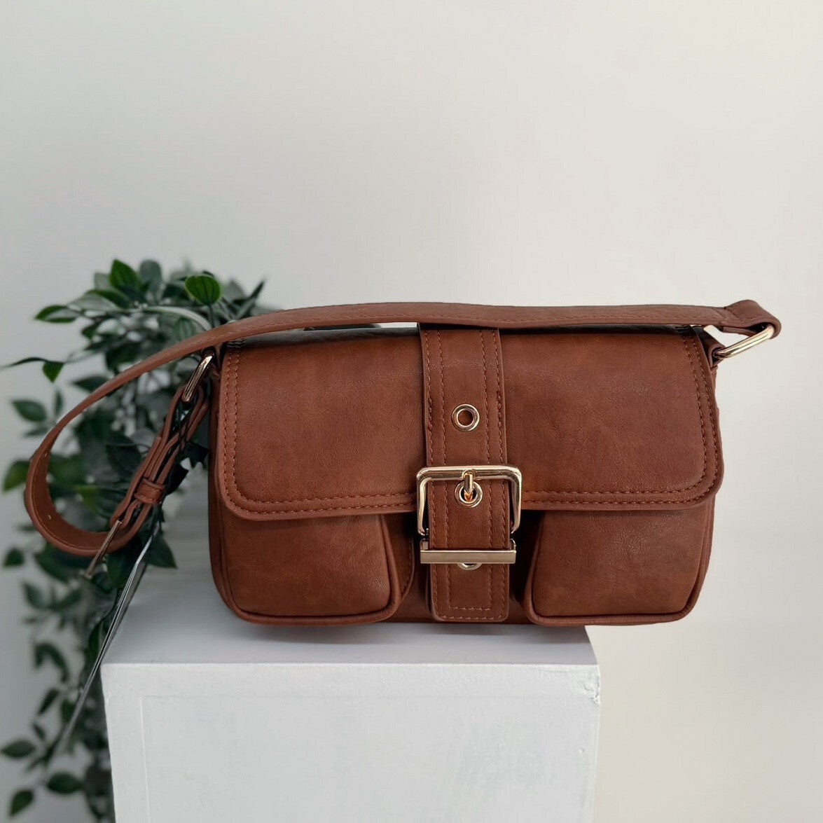 Stoere Cognacbruine Schoudertas – Cargo Stijl met Gespsluiting