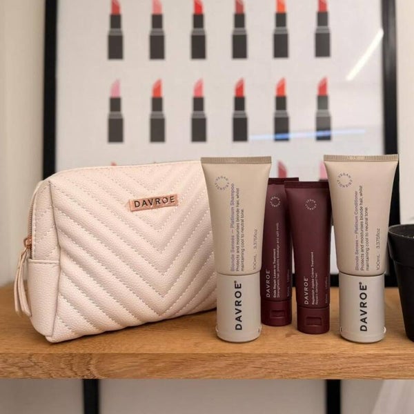 DAVROE Blonde Senses Luxe Travel Gift Set – 4-delige Haarbehandeling in Doorgestikt Make-uptasje