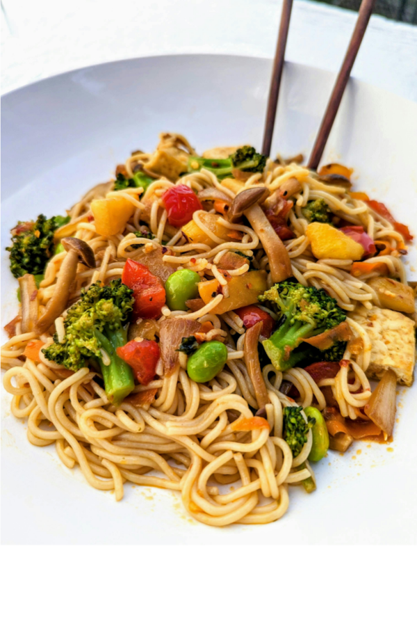 Nouilles sautées au bœuf, coriandre bio et petits légumes