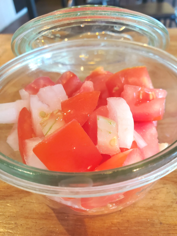 Salade de tomates bio et oignons blancs