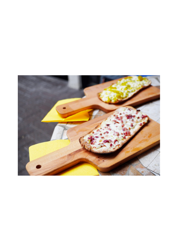 Tarte fine aux oignons et andouillette, sauce moutarde