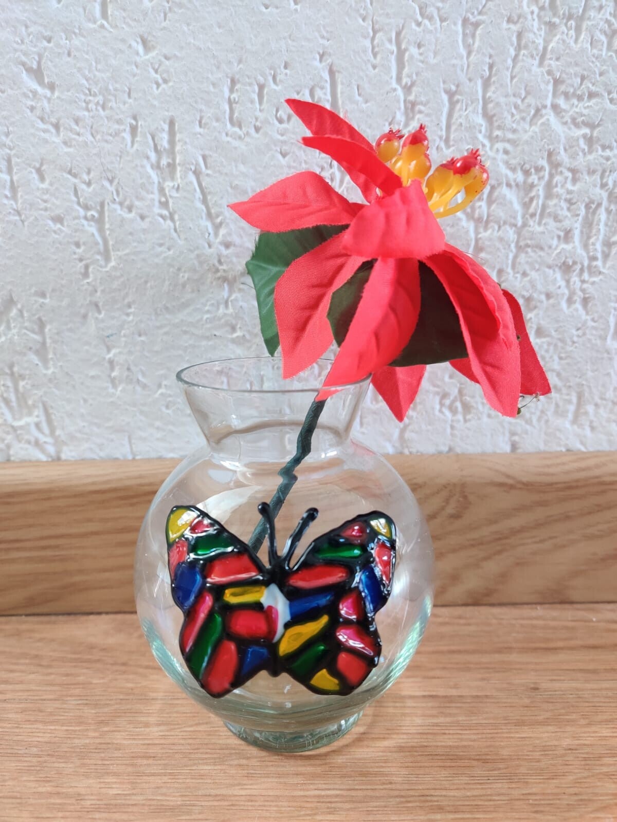 Glazen vaasje met 'glas in lood' afbeelding vlinder