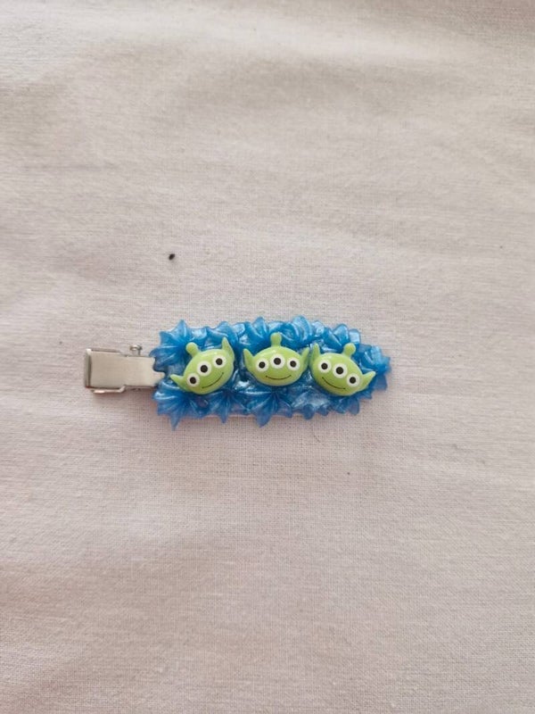Haarspeltjes licht blauw alien