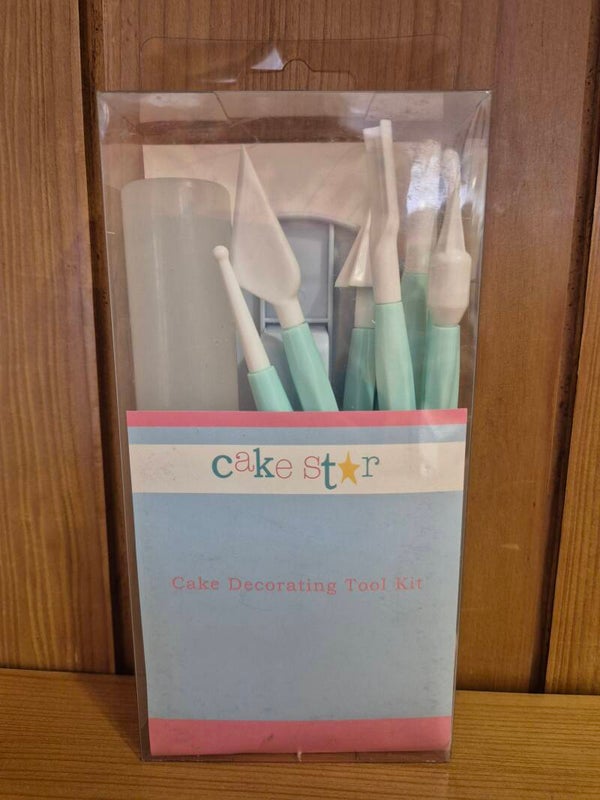 Cake decorating tool kit