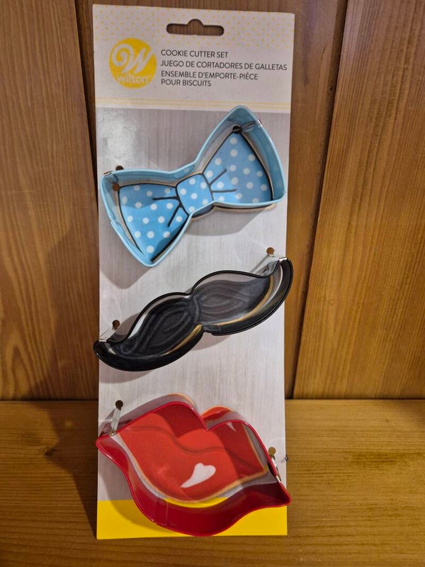Wilton cookie cutter set