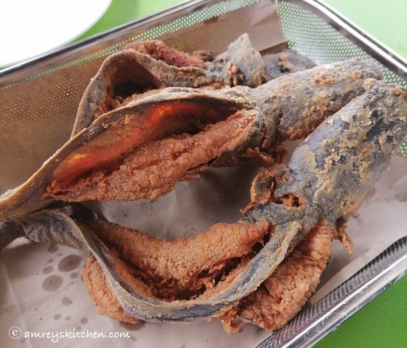 Deep fried catfish (hito), Mintal, Davao City, Philippines. Photo by Amrey Boquiren of Amrey’s Kitchen™, Kina Amapola™, and Pawntee’s Grub™.