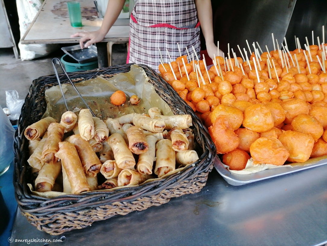 Pinoy street food. Fried lumpia, Meycauayan, Bulacan, Philippines. Photo by Amrey Boquiren of Amrey’s Kitchen™, Kina Amapola™, and Pawntee’s Grub™.