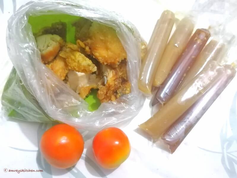 Pinoy Street Food Fried Chicken with Sagada Rice, tomato slices, spiced vinegar, and gravy. Photo by Amrey Boquiren of Amrey’s Kitchen™, Kina Amapola™, and Pawntee’s Grub™.